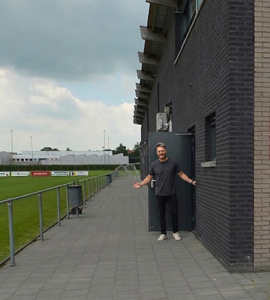 Elze bij de ingang van Suikergym aan De Verbetering 50 in Groningen